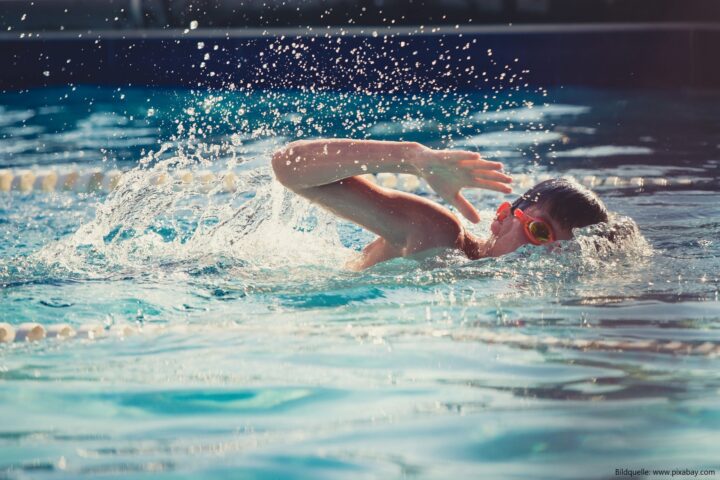 Kinder, die erfolgreich die Prüfung "Seepferdchen" abgelegt haben, können am Festigungskurs teilnehmen. Sollte der Festigungskurs nicht direkt an den Schwimmkurs anschließen, gehen Sie bitte in der Zwischenzeit weiter mit Ihrem Kind zum Schwimmen. Kinder, die beim Start des Festigungskurses die Schwimmfähigkeit ganz oder teilweise wieder verlernt haben, können am Festigungskurs nicht teilnehmen.